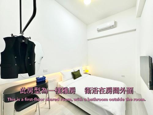 una piccola stanza con un letto e uno specchio di 窩想想 Wo Style Inn 包棟 停車位 & 電動麻將 & 頂樓星星 a Città di Taitung