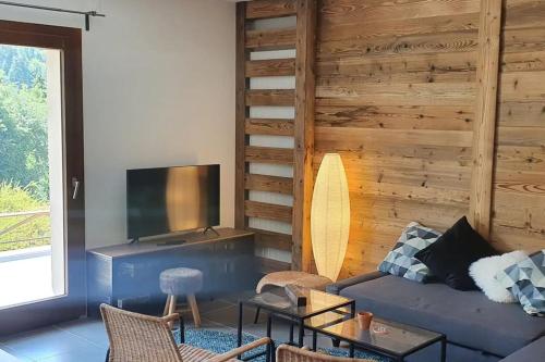 un salon avec un canapé et une table dans l'établissement 3 apartment with terrace and 3 bedrooms, à Saint-Jean-de-Sixt