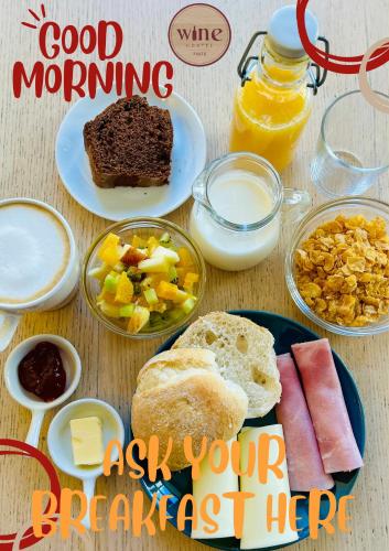 einen Tisch mit einem Frühstücksteller darauf in der Unterkunft Porto Wine Hostel in Porto