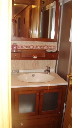 a bathroom with a sink and a mirror at Apartamentos Luxury Ciempozuelos in Ciempozuelos