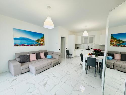 Una cocina o cocineta en Grand View Como Lake Apartment