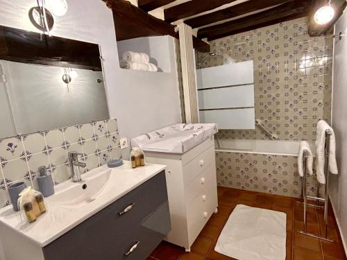 Ένα μπάνιο στο Gîte du Rochelu 4 Étoiles 5000 m2 of Garden, near to Mont Saint Michel & Granville island