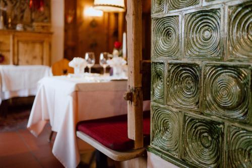 Un restaurante o sitio para comer en Arthotel Gratschwirt