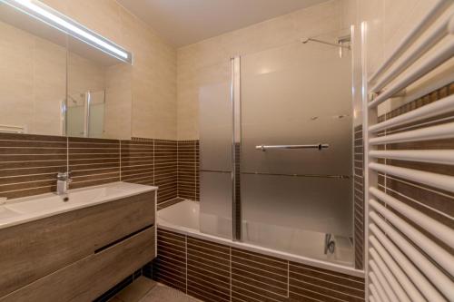une salle de bain avec une douche, un lavabo et une baignoire dans l'établissement Superbe appartement cosy & spacieux - Tassin, à Tassin-la-Demi-Lune
