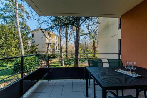 d'un balcon avec une table et des chaises offrant une vue. dans l'établissement Superbe appartement cosy & spacieux - Tassin, à Tassin-la-Demi-Lune