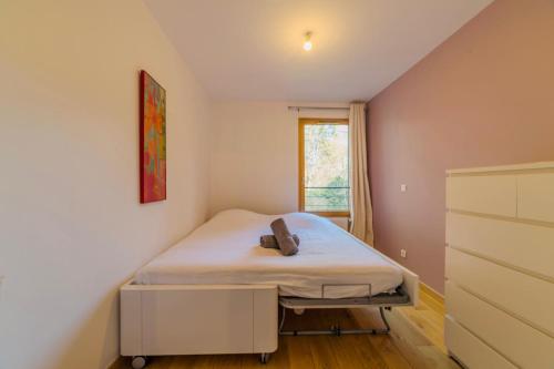 une petite chambre avec un lit et une fenêtre dans l'établissement Superbe appartement cosy & spacieux - Tassin, à Tassin-la-Demi-Lune