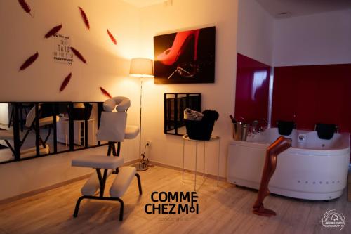 - un salon avec des chaises et une table dans l'établissement Suite Loveroom, Les Folies Douces & Spa, à Nancy