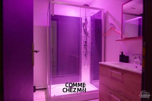 La salle de bains est pourvue d'une douche avec un éclairage violet. dans l'établissement Suite Loveroom, Les Folies Douces & Spa, à Nancy