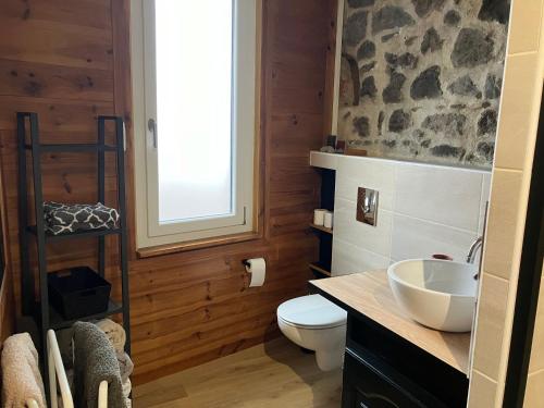 Ένα μπάνιο στο Maison pour se ressourcer proche Vulcania - 10 min