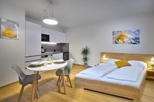 Кровать или кровати в номере DownTown Suites Andel