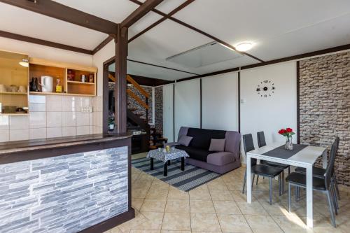 Η κουζίνα ή μικρή κουζίνα στο Karesz Holiday Home - Happy Rentals