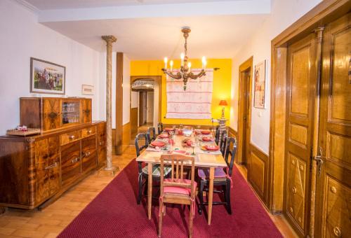 une salle à manger avec une longue table et des chaises dans l'établissement Le Grand Cru de Sophie, à Dambach-la-Ville