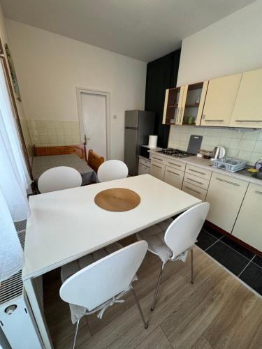 Η κουζίνα ή μικρή κουζίνα στο Apartman Pupi