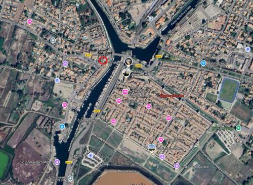 a map of a city with red and yellow circles at Maison aux pieds des Remparts in Aigues-Mortes