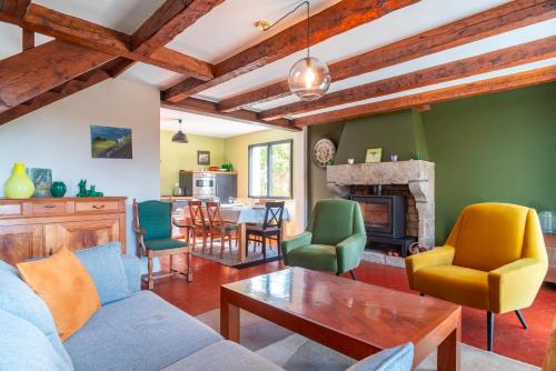 un salon avec un canapé, des chaises et une table dans l'établissement Kazh-koad - A 200m de la plage jardin, à Moëlan-sur-Mer