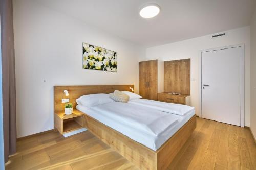 Кровать или кровати в номере DownTown Suites Andel