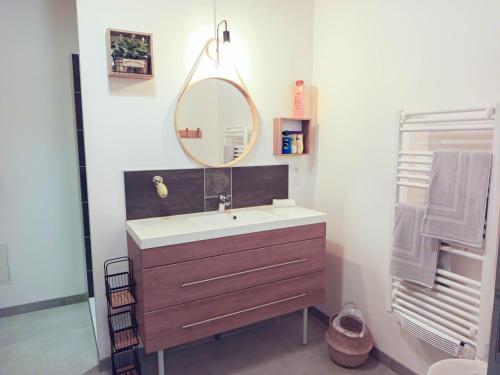 une salle de bain avec un lavabo et un miroir dans l'établissement Magnifique LOFT urbain centre, gare et parking privé, au Mans