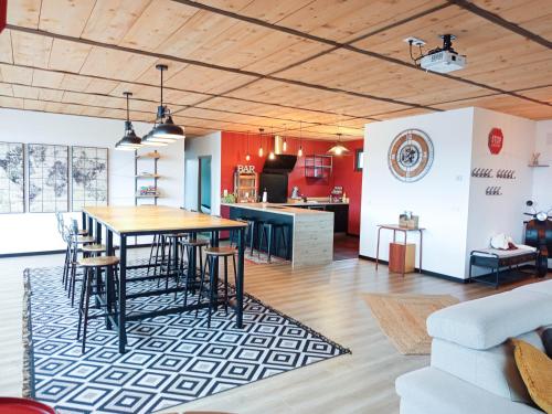 une cuisine et un salon avec une table et des chaises dans l'établissement Magnifique LOFT urbain centre, gare et parking privé, au Mans