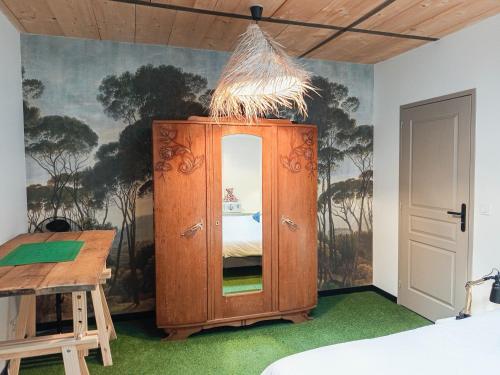 - une chambre avec une armoire en bois et un miroir dans l'établissement Magnifique LOFT urbain centre, gare et parking privé, au Mans