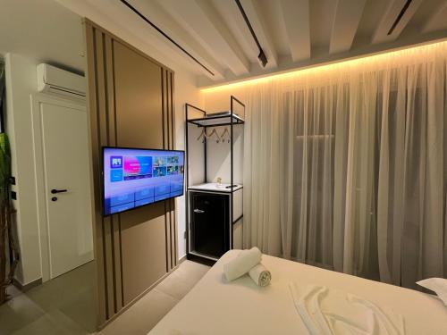 TV a/nebo společenská místnost v ubytování U N I Q U E by Sea View Suites