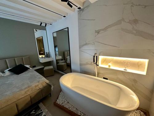 Koupelna v ubytování U N I Q U E by Sea View Suites