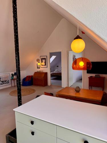 una sala de estar con un sofá y una mesa en Large holiday apartment, en Ebeltoft