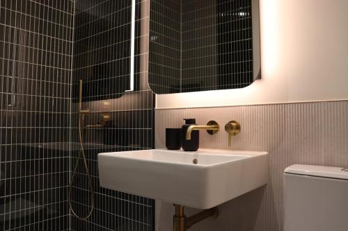 a bathroom with a sink and a shower at Luxury 2 Bed 2 Bath City Apartment in London