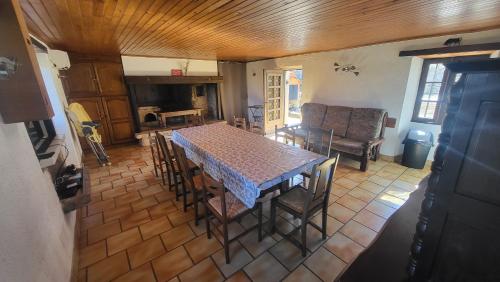 une salle à manger avec une table et des chaises dans l'établissement Perle de Causse, à Blars