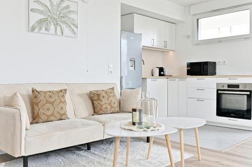 un salon avec un canapé et une table dans l'établissement Spacieux 3 chambres avec balcon - Colombes, à Colombes