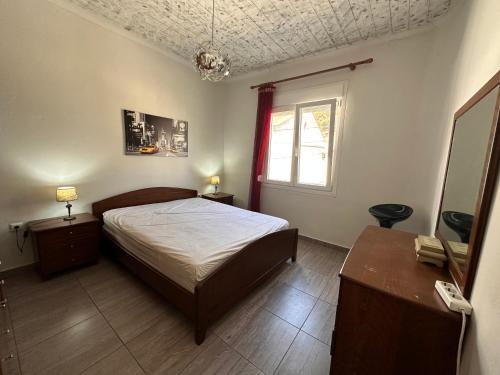 a bedroom with a bed and a window at Къща с четири спални двор с барбекю in Néa Péramos