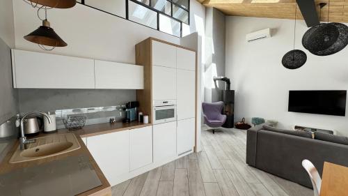 Kuchyňa alebo kuchynka v ubytovaní Apartament Sun House SAUNA KOMINEK SKRZYCZNE