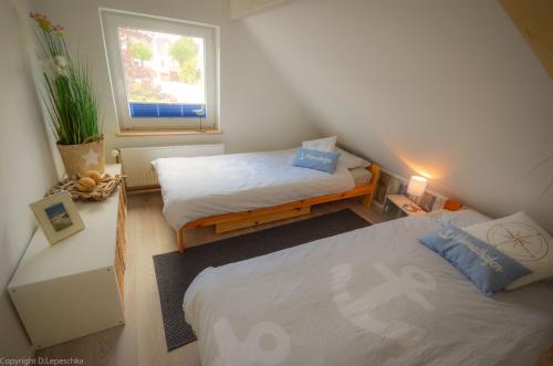 Ένα ή περισσότερα κρεβάτια σε δωμάτιο στο Ferienhaus In Lutterbek Mit Kleinem Garten