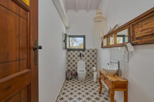 a bathroom with a toilet and a sink at Villa Nomi in Peyia