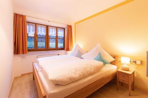 Postel nebo postele na pokoji v ubytování Ferienwohnung Waldblick - freundlich eingerichtete Ferienwohnung