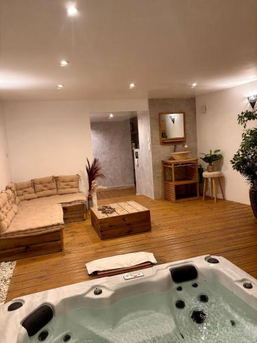 - un salon avec une baignoire au milieu d'une pièce dans l'établissement Le Mas des Mirabelles, à Cabannes