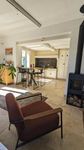 un salon avec un canapé et une cheminée dans l'établissement Charmante maison au coeur du village - 2 chambres, à Lambesc