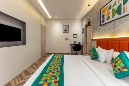 Postel nebo postele na pokoji v ubytování Treebo Divine Stay Prayagraj