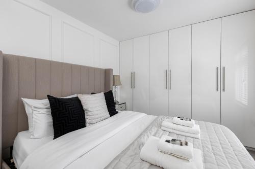 Ένα ή περισσότερα κρεβάτια σε δωμάτιο στο New! Modern 1-BR House with Patio & HotTub , Chiswick