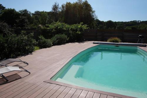 une grande piscine sur une terrasse en bois dans l'établissement Villa Ita 6 to 8 berths - Private pool, à Moliets-et-Maa