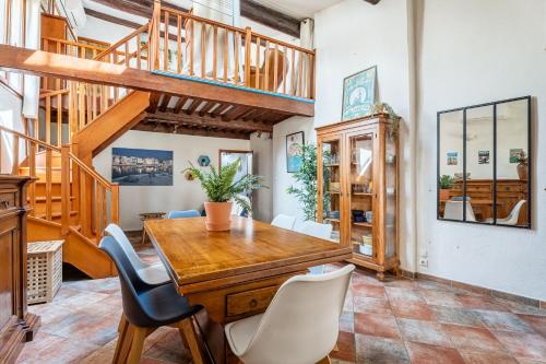 une salle à manger avec une table et des chaises en bois dans l'établissement L'Original par Dodo-a-Cassis, à Cassis