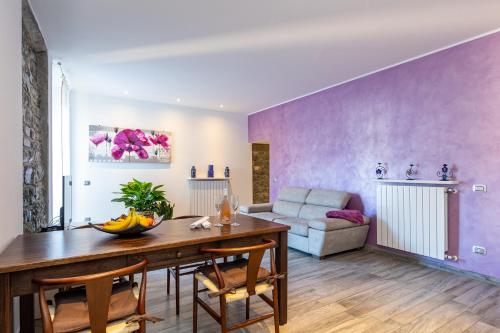 salon ze stołem i kanapą w obiekcie La Corte - Seta apartment Bellagio w mieście Bellagio