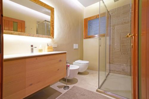 Koupelna v ubytování Front lake Villa with huge garden