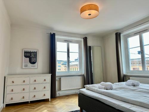 Postel nebo postele na pokoji v ubytování Stay Inn Söder Cozy apartment