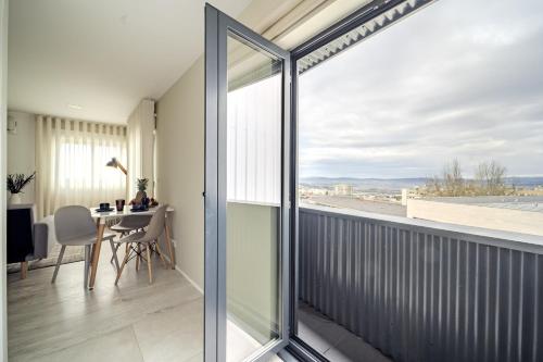 Central Lodge Flat by House and People