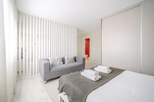 Central Lodge Flat by House and People