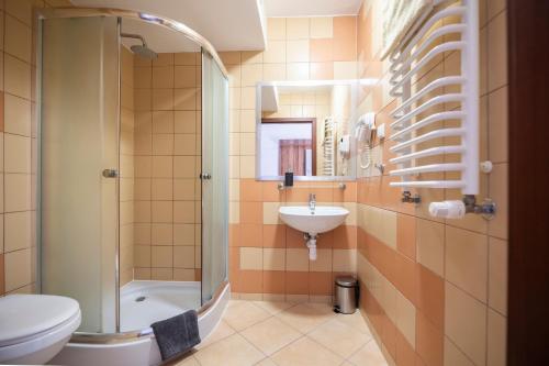 a bathroom with a shower toilet and a sink at Kampus Sportowo- Rekreacyjny STOBRAWA w Kluczborku in Kluczbork