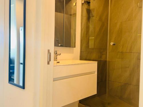 德班Sibaya Coral Point Studio Apartment的带水槽和淋浴的浴室