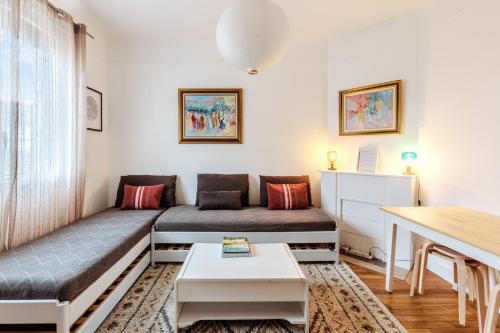 un salon avec un canapé et une table dans l'établissement Eastern Paris Terrace - Terrasse - 15min de Paris, à Romainville