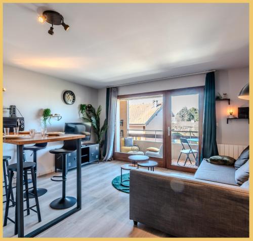 un salon avec un canapé et une table dans l'établissement Chez Will I T2 I Thonon, à Thonon-les-Bains