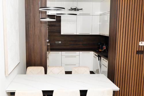 Kuchyň nebo kuchyňský kout v ubytování Moderný 3i byt s balkónom